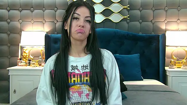 Snapshot of LeyaCass chatting on 01.25.25 LeyaCass online show from 01.25.25