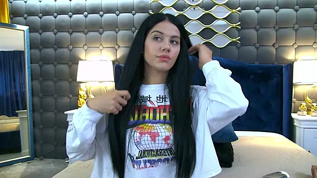 Snapshot of LeyaCass chatting on 09.10.25 LeyaCass online show from 09.10.25