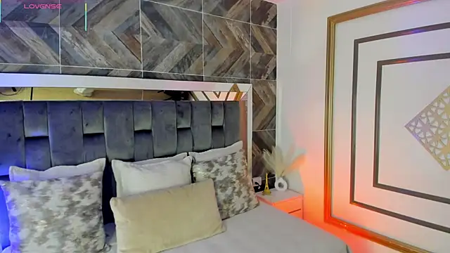 TaniaSmith1 online show from 11.18.25