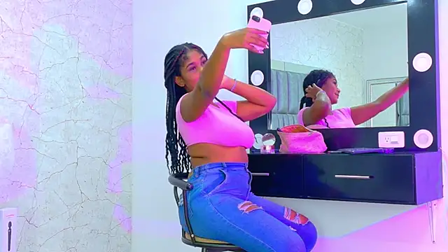 Snapshot of AlisonJaimes chatting on 10.11.25 AlisonJaimes online show from 10.11.25