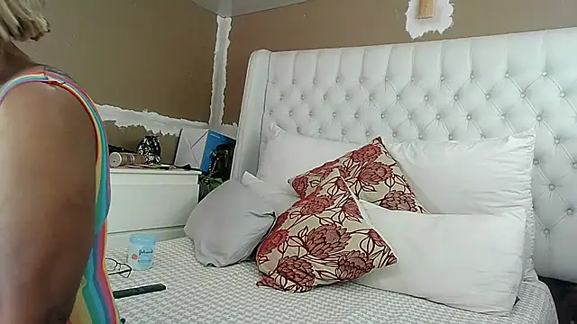 Snapshot of Carocurvy chatting on 09.22.25 Carocurvy online show from 09.22.25