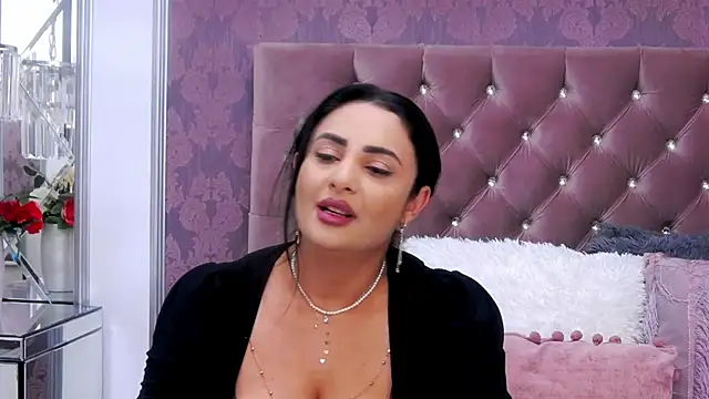 Snapshot of MayaJansen chatting on 12.15.24 MayaJansen online show from 12.15.24