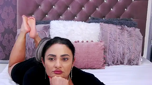 Snapshot of MayaJansen chatting on 12.15.24 MayaJansen online show from 12.15.24
