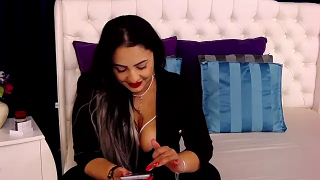 Snapshot of MayaJansen chatting on 12.19.24 MayaJansen online show from 12.19.24