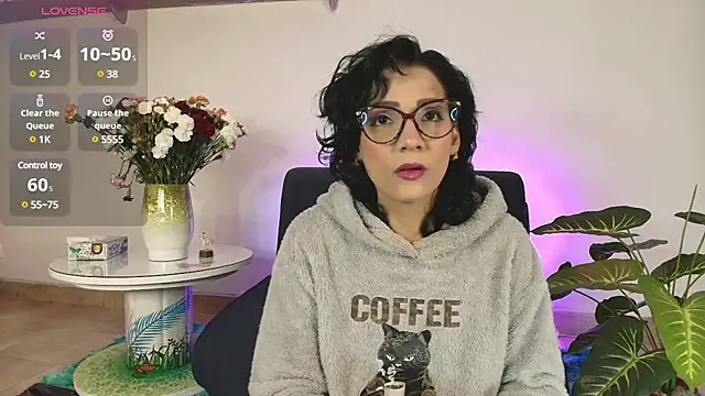 Elliee  online show from 02.13.25