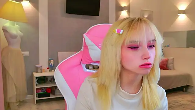 b4by LoL1 online show from 02.22.26