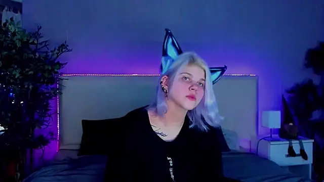 Snapshot of JoannLowe chatting on 12.15.24 JoannLowe online show from 12.15.24