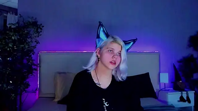 Snapshot of JoannLowe chatting on 12.20.24 JoannLowe online show from 12.20.24
