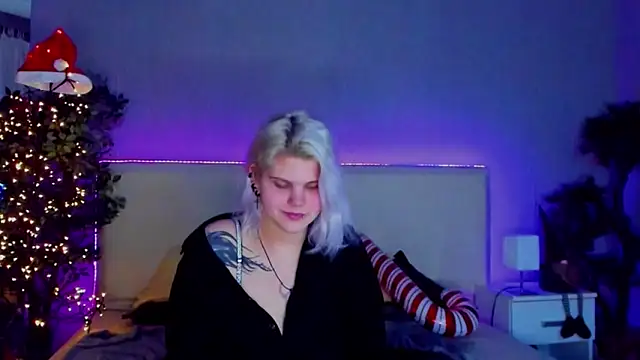 Snapshot of JoannLowe chatting on 12.23.24 JoannLowe online show from 12.23.24