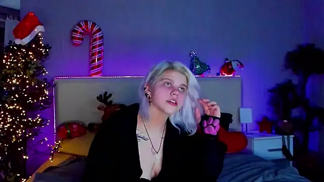Snapshot of JoannLowe chatting on 12.25.24 JoannLowe online show from 12.25.24
