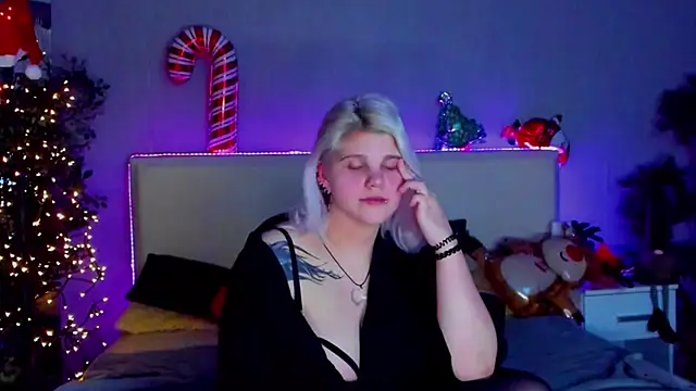Snapshot of JoannLowe chatting on 12.25.24 JoannLowe online show from 12.25.24