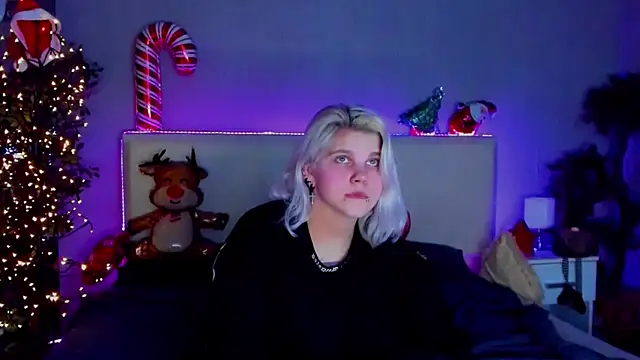 Snapshot of JoannLowe chatting on 12.31.24 JoannLowe online show from 12.31.24