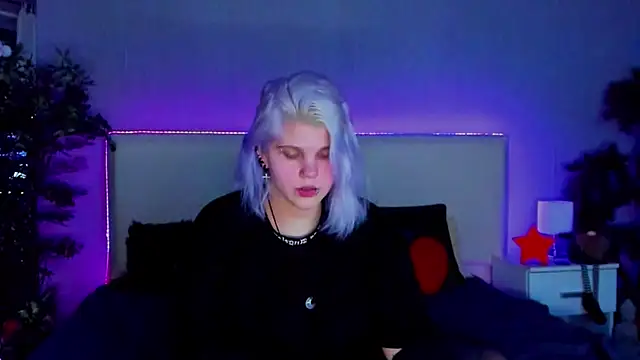 Snapshot of JoannLowe chatting on 01.05.25 JoannLowe online show from 01.05.25