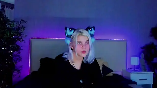 Snapshot of JoannLowe chatting on 01.19.25 JoannLowe online show from 01.19.25