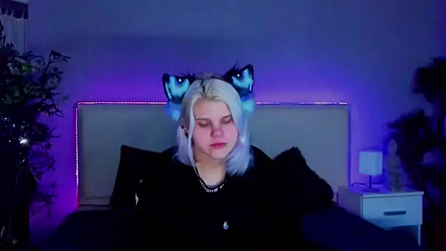 Snapshot of JoannLowe chatting on 01.21.25 JoannLowe online show from 01.21.25