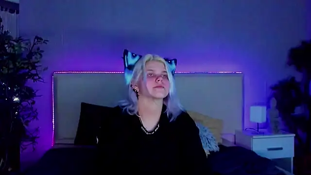 Snapshot of JoannLowe chatting on 01.21.25 JoannLowe online show from 01.21.25