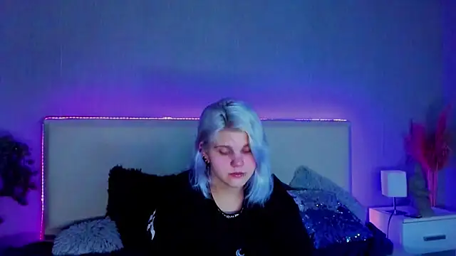 Snapshot of JoannLowe chatting on 02.16.25 JoannLowe online show from 02.16.25