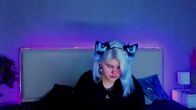 Snapshot of JoannLowe chatting on 02.18.25 JoannLowe online show from 02.18.25