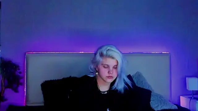 Snapshot of JoannLowe chatting on 02.21.25 JoannLowe online show from 02.21.25