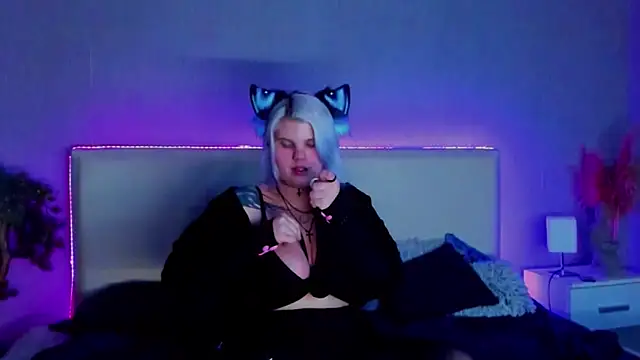 Snapshot of JoannLowe chatting on 02.22.25 JoannLowe online show from 02.22.25