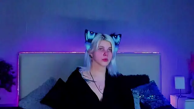 Snapshot of JoannLowe chatting on 02.26.25 JoannLowe online show from 02.26.25