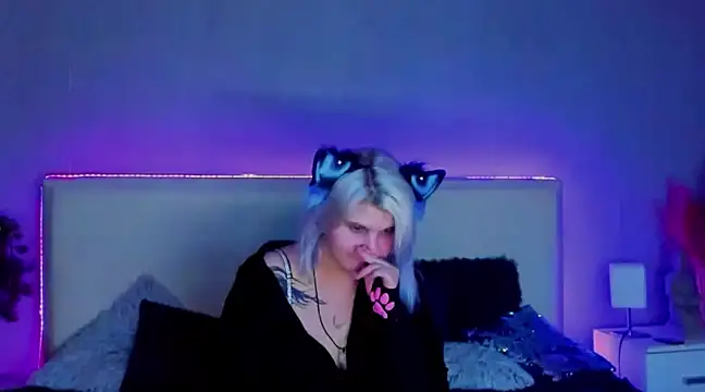 Snapshot of JoannLowe chatting on 02.27.25 JoannLowe online show from 02.27.25
