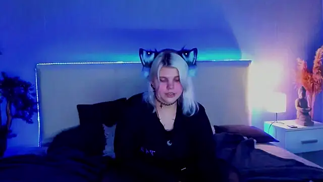 Snapshot of JoannLowe chatting on 03.19.25 JoannLowe online show from 03.19.25