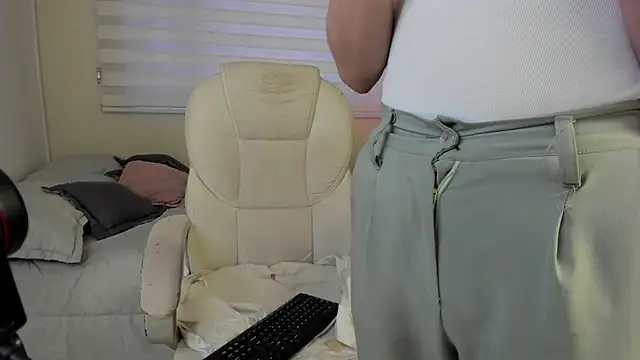 Catyloves online show from 12.19.25