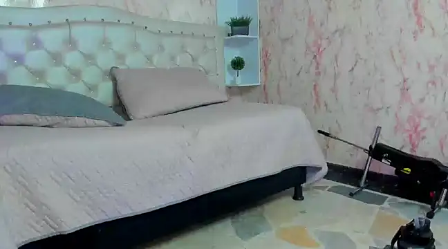 VICTORIA HOUSTON online show from 03.10.25