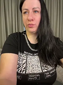 Snapshot of Evelinia chatting on 01.10.25 Evelinia online show from 01.10.25