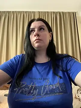 Snapshot of Evelinia chatting on 02.07.25 Evelinia online show from 02.07.25