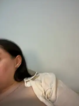 Snapshot of Evelinia chatting on 02.20.25 Evelinia online show from 02.20.25