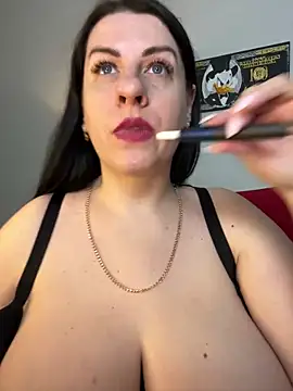 Snapshot of Evelinia chatting on 03.07.25 Evelinia online show from 03.07.25