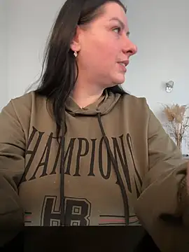 Snapshot of Evelinia chatting on 03.20.25 Evelinia online show from 03.20.25