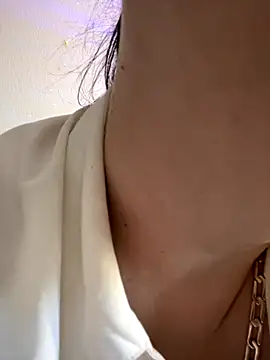 Snapshot of Evelinia chatting on 09.26.25 Evelinia online show from 09.26.25