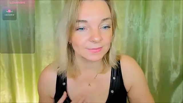 Snapshot of Regina__blue chatting on 12.02.24 Regina  blue online show from 12.02.24