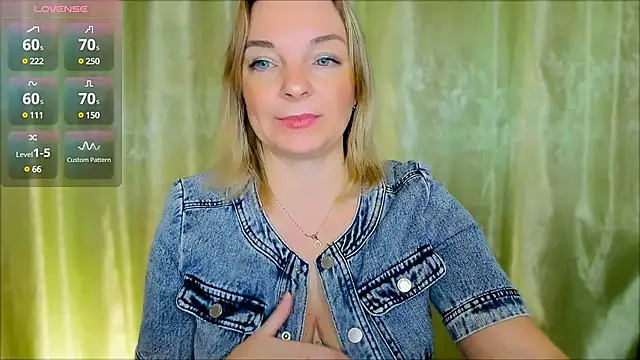 Snapshot of Regina__blue chatting on 12.05.24 Regina  blue online show from 12.05.24