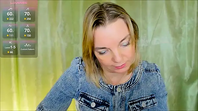 Snapshot of Regina__blue chatting on 12.13.24 Regina  blue online show from 12.13.24