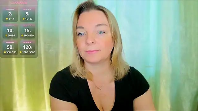 Snapshot of Regina__blue chatting on 12.17.24 Regina  blue online show from 12.17.24