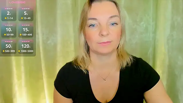 Snapshot of Regina__blue chatting on 12.17.24 Regina  blue online show from 12.17.24