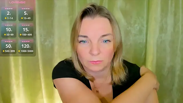Snapshot of Regina__blue chatting on 12.17.24 Regina  blue online show from 12.17.24