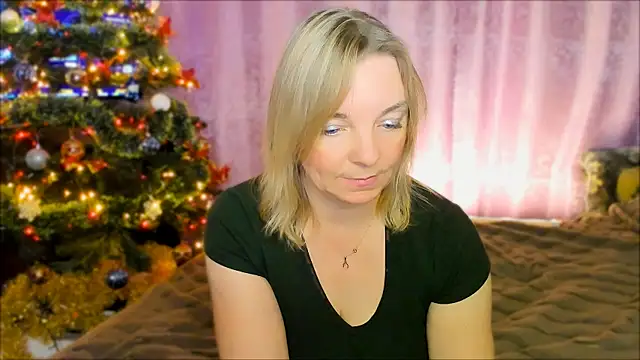 Snapshot of Regina__blue chatting on 12.19.24 Regina  blue online show from 12.19.24