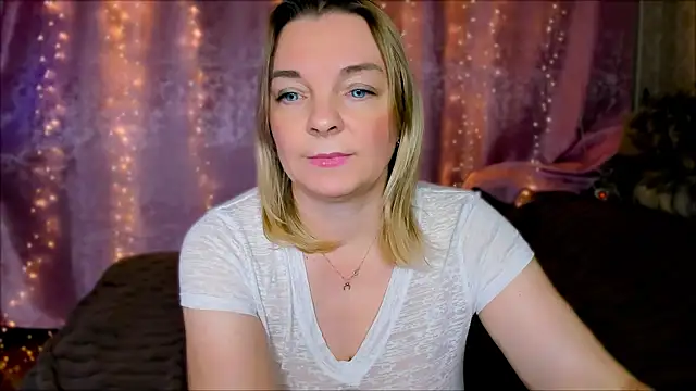 Snapshot of Regina__blue chatting on 01.14.25 Regina  blue online show from 01.14.25