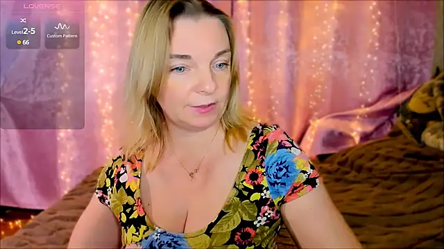 Snapshot of Regina__blue chatting on 01.22.25 Regina  blue online show from 01.22.25