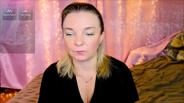 Snapshot of Regina__blue chatting on 01.23.25 Regina  blue online show from 01.23.25