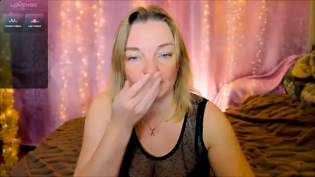 Snapshot of Regina__blue chatting on 01.24.25 Regina  blue online show from 01.24.25