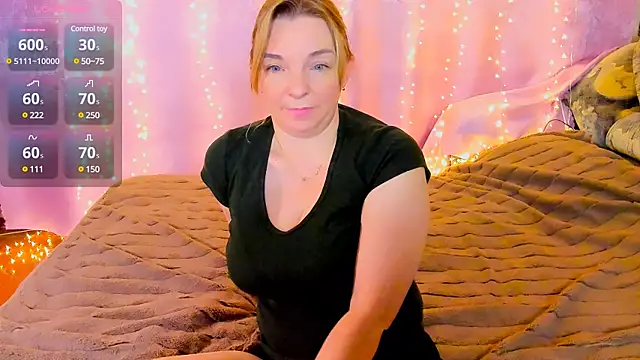 Snapshot of Regina__blue chatting on 01.28.25 Regina  blue online show from 01.28.25