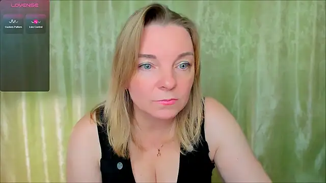 Snapshot of Regina__blue chatting on 02.11.25 Regina  blue online show from 02.11.25