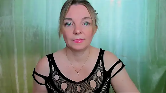 Snapshot of Regina__blue chatting on 02.21.25 Regina  blue online show from 02.21.25