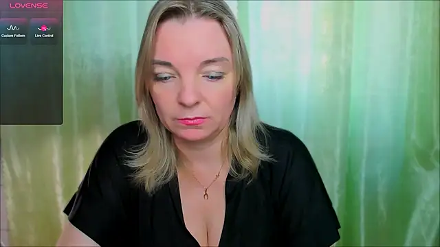 Snapshot of Regina__blue chatting on 03.22.25 Regina  blue online show from 03.22.25